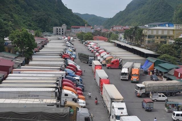 Hơn 2000 xe container hàng xuất khẩu nằm chờ ở cửa khẩu Lào Cai